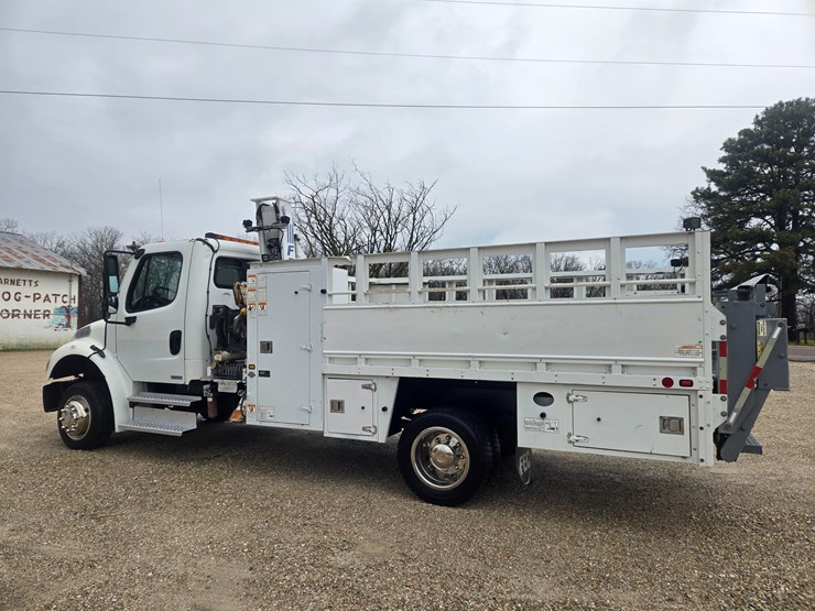 2010-freightliner-m2-106-image-11