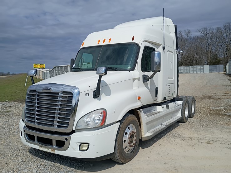 2009-freightliner-cascadia-125-image-1