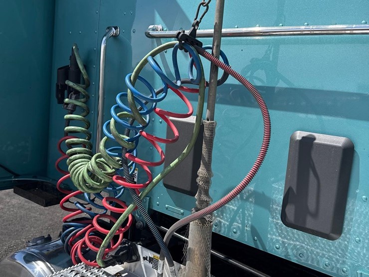 2023-peterbilt-579-image-18