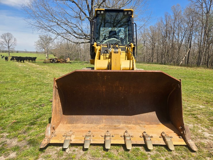 2014-caterpillar-953d-image-26