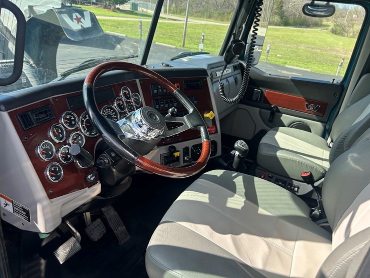 2022-western-star-4900-image-13