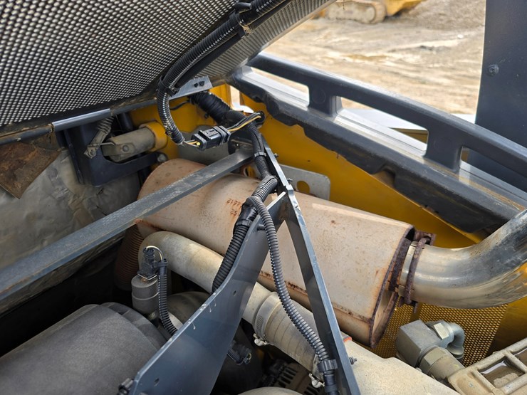 2013-deere-329d-image-31