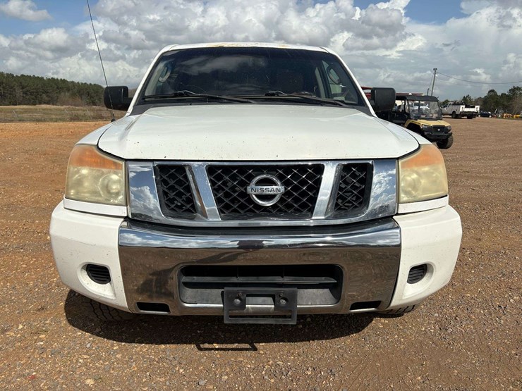 2010-nissan-titan-se-image-5