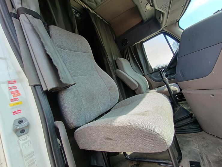 2009-freightliner-cascadia-125-image-45