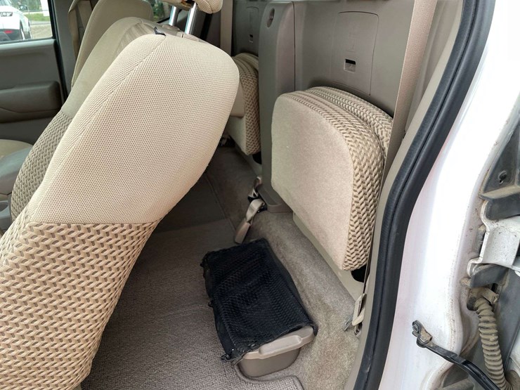 2011-nissan-frontier-sv-image-14