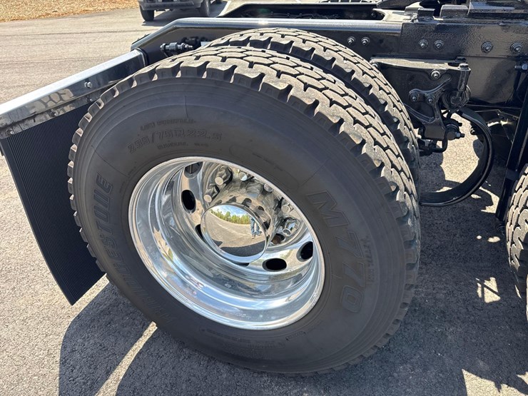 2023-peterbilt-579-image-19