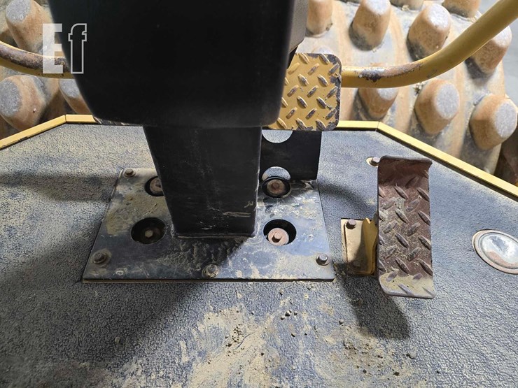 2012-caterpillar-cp56-image-19