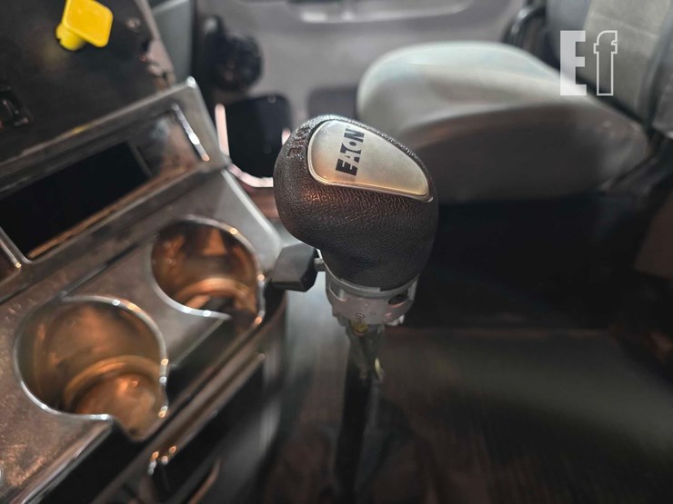 2009-freightliner-columbia-120-image-15