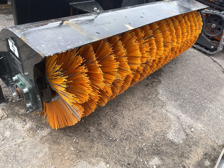 #7047-•-unused-61"-angle-skid-steer-sweeper-broom-(o10)-image-8