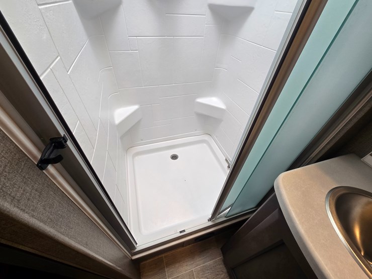 2020-ford-f550-image-53