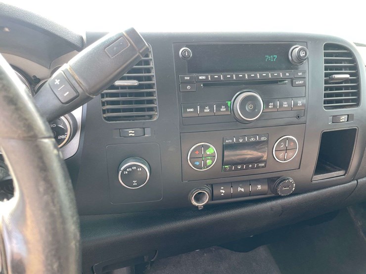 2011-chevrolet-silverado-1500-image-13