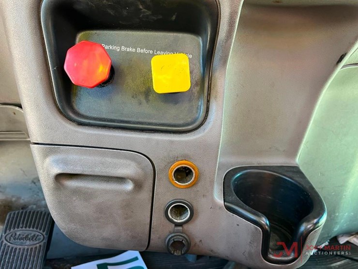 2015-peterbilt-365-image-18