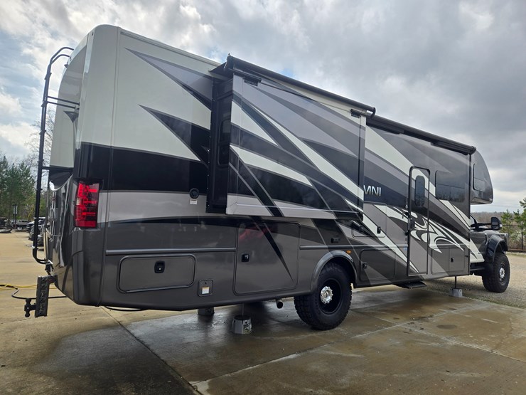 2020-ford-f550-image-13