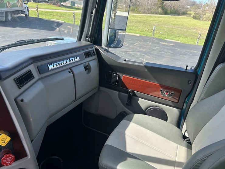2022-western-star-4900-image-11