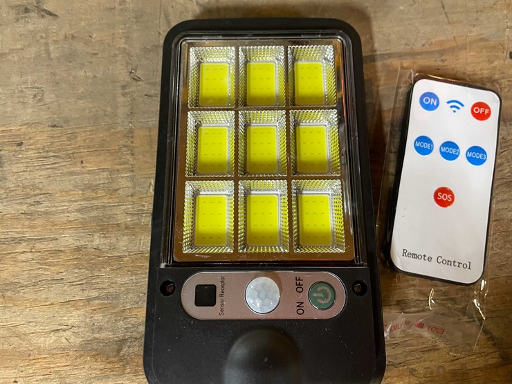 #2427-•-led-parking-lot/-yard-light-(pr12)-image-3