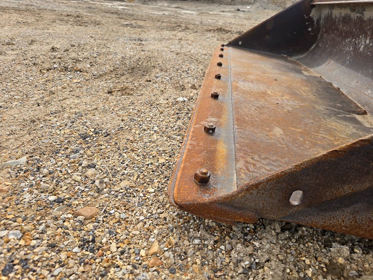 2013-deere-329d-image-16