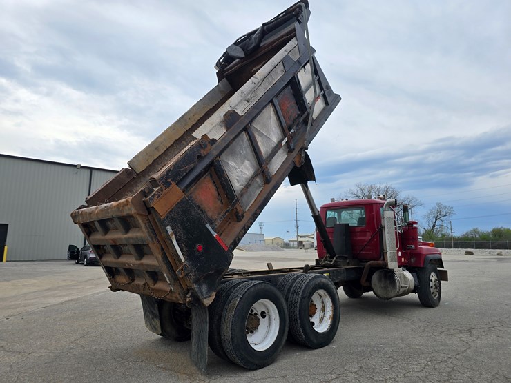 2003-mack-rd688s-image-34