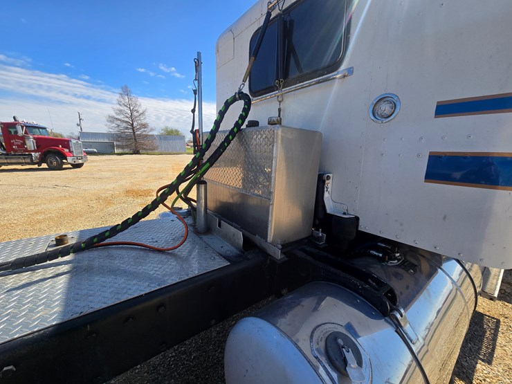 1996-peterbilt-377-image-90