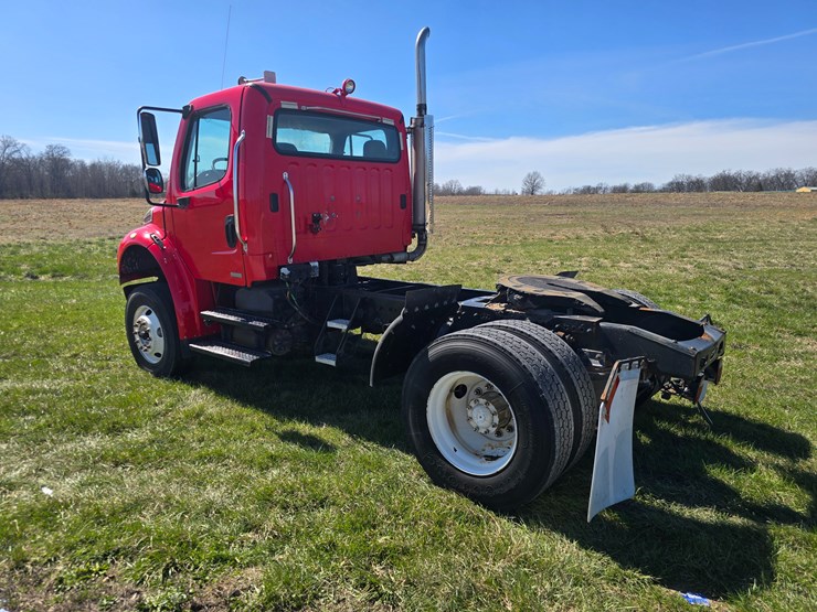 2005-freightliner-m2-106-image-7