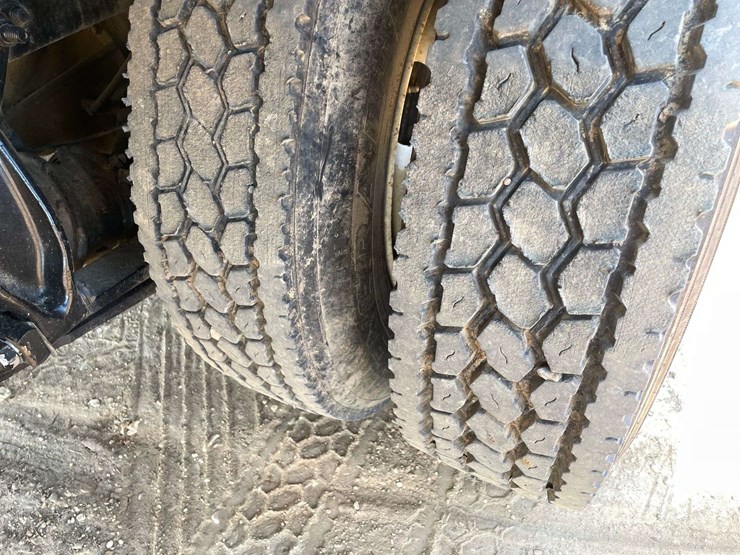 2016-freightliner-m2-106-image-24