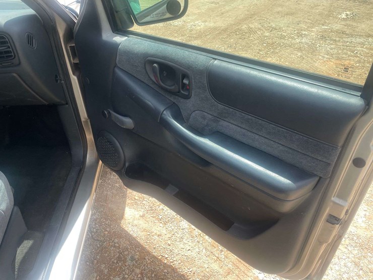 2000-chevrolet-s10-image-15