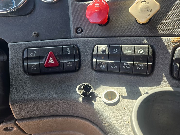 2014-freightliner-cascadia-125-image-69