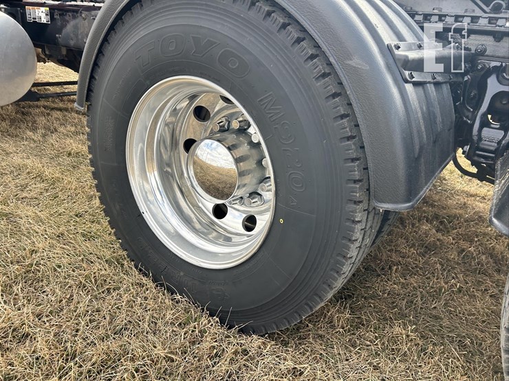 2025-kenworth-w900-image-51