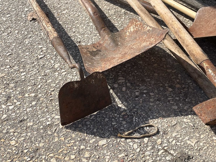 #7025-•-(11)-handled-yard-tools-(o4)-image-11
