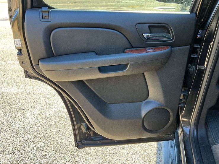 2011-chevrolet-tahoe-image-14