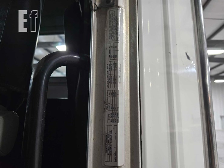 2009-peterbilt-367-image-28