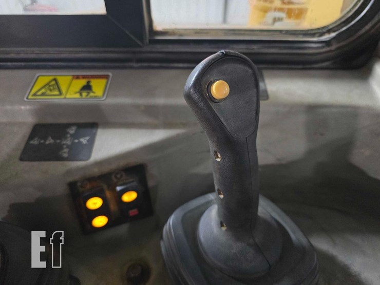 2011-caterpillar-d6t-xw-image-17