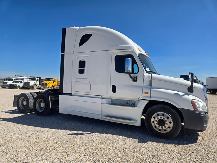 2014-freightliner-cascadia-125-image-24