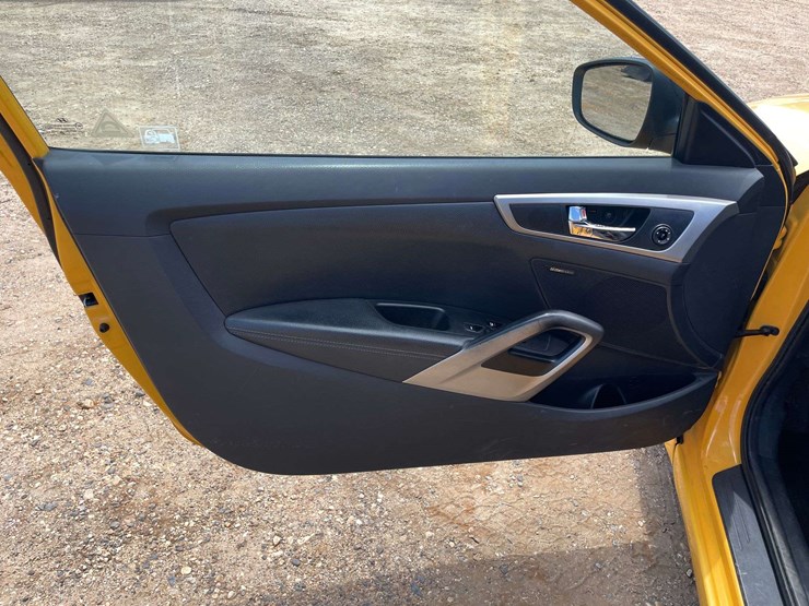 2012-hyundai-veloster-2-door-hatchback-(138,741-miles)-image-9