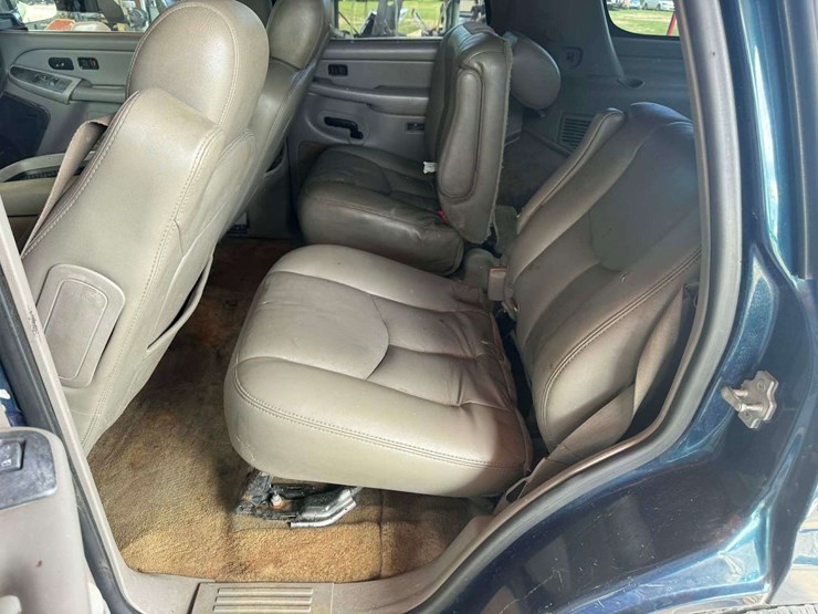 2005-chevrolet-tahoe-image-12