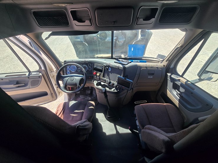 2014-freightliner-cascadia-125-image-80