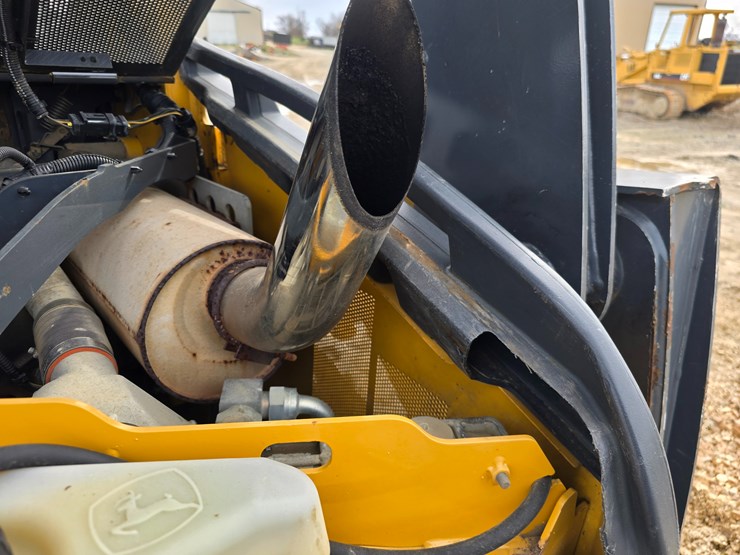 2013-deere-329d-image-30