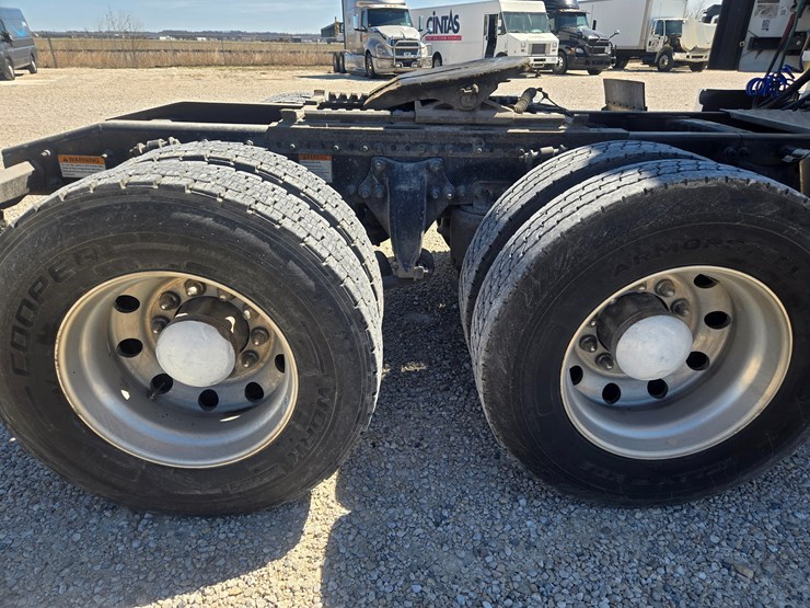 2014-freightliner-cascadia-125-image-93