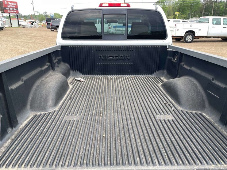 2011-nissan-frontier-sv-image-15