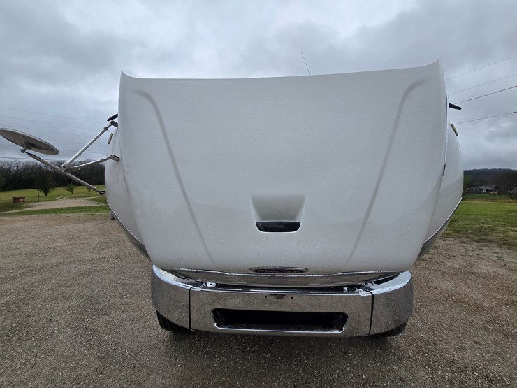 2012-freightliner-m2-106-image-42