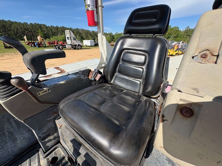 2013-takeuchi-tb235-image-25