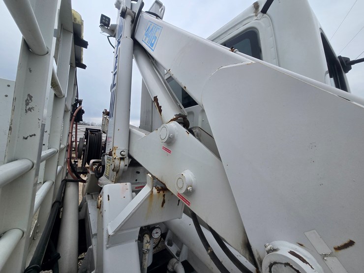 2010-freightliner-m2-106-image-98