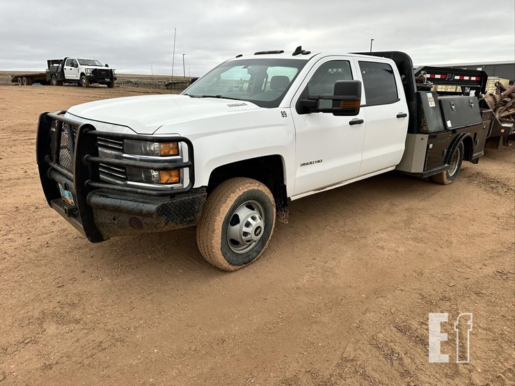 2015-chevrolet-3500-image-19