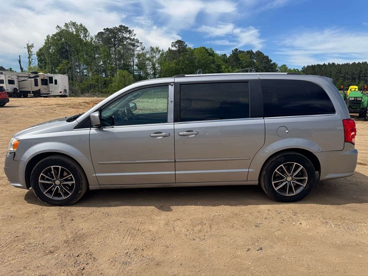 2017-dodge-grand-caravan-sxt-image-8