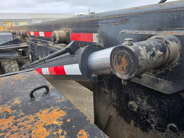 #22591-•-2007-mack-cv713-granite-roll-off-truck-image-99