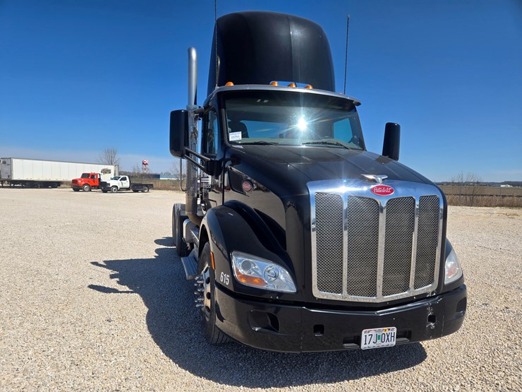 2016-peterbilt-579-image-24