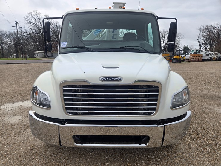 2010-freightliner-m2-106-image-30