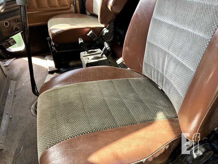 1991-freightliner-fld120-image-40