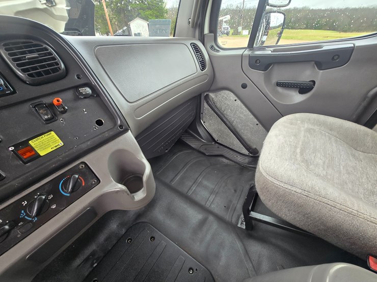 2012-freightliner-m2-106-image-73