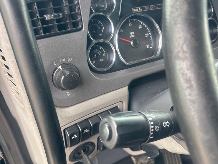 2016-peterbilt-579-image-24