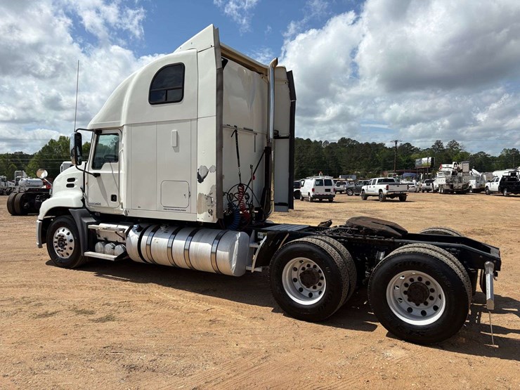 2013-mack-pinnacle-cxu613-image-2